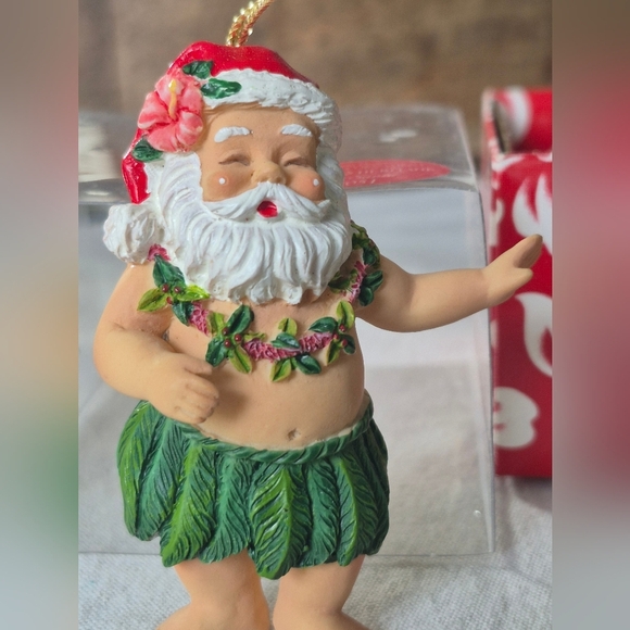 ChristmasHaritage Island Hawaiian Santa  with Pa'u Skirt Hisbicus Garland Flower - Picture 1 of 6
